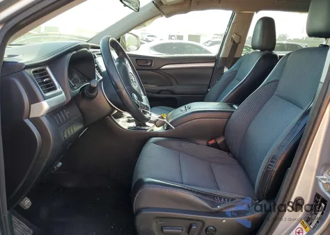 2016 Toyota Highlander Le z USA, uszkodzony, nr VIN 5TDBKRFH5GS243668